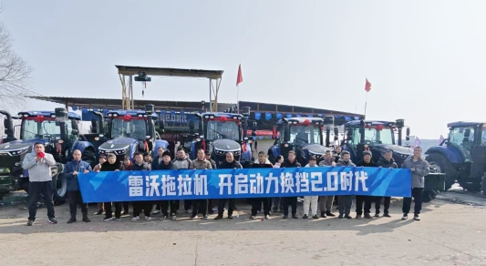 1雷沃大马力拖拉机交付现场