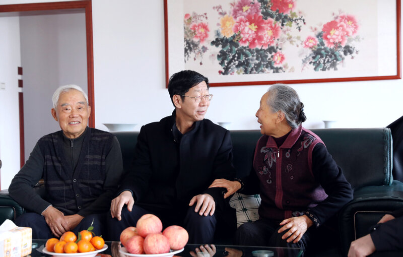 新春将临，临沂大学领导班子暖心慰问老干部，情满寒冬