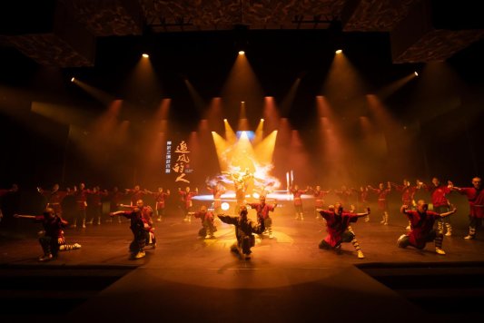 山东文旅醉东风旅游区2026春节产品发布会暨禅武之境武术剧《追风的人》全国首演式举行