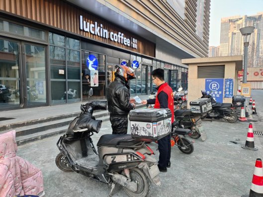 D:/韩文超/合规/播报/2026年1月/2026年1月第4期（户外）：滨州中支组织开展防范非法集资“进公园”户外宣传活动/fd6ed3283aa8cbbfa6a959fac95f8e36.jpgfd6ed3283aa8cbbfa6a959fac95f8e36