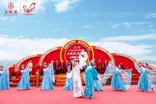 硬核浪漫！第28届五粮液玫瑰婚典发布会也太会玩了！