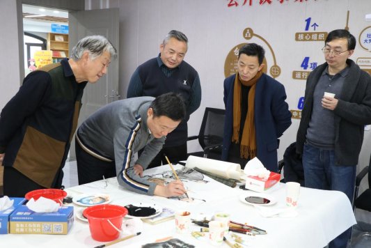 潍坊市基层文化建设指导员、潍坊学院美术学院教授、院长王勇在临朐县东城街道万华社区开展书画课堂活动