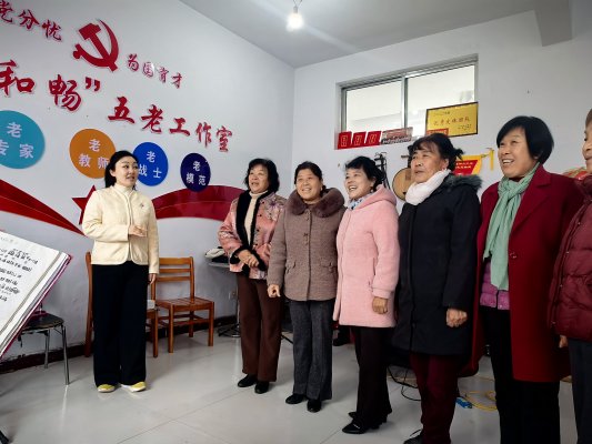 临朐县基层文化建设指导员为柳山镇村民进行唱歌音调发声指导培训