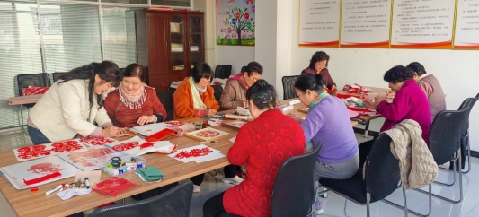 临朐县基层文化建设指导员、非遗项目“临朐剪纸”代表性传承人孙立娟开展剪纸技艺培训活动