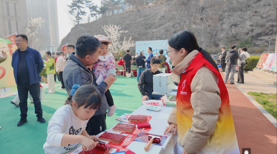 清风托纸鸢，版权护童心——市北区开展“护苗·绿书签”暨版权保护进社区宣传活动(1)257