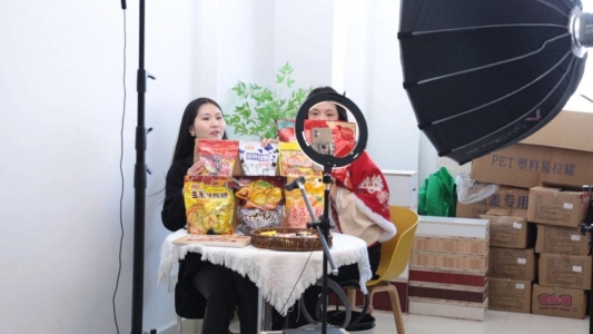 为京特糖果进行电商直播销售