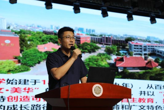 为广文华新生进行学校文化讲解和网络文明介绍