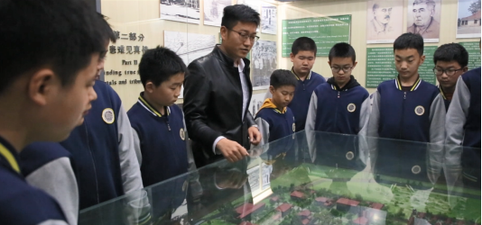 带领孩子们参观校史馆
