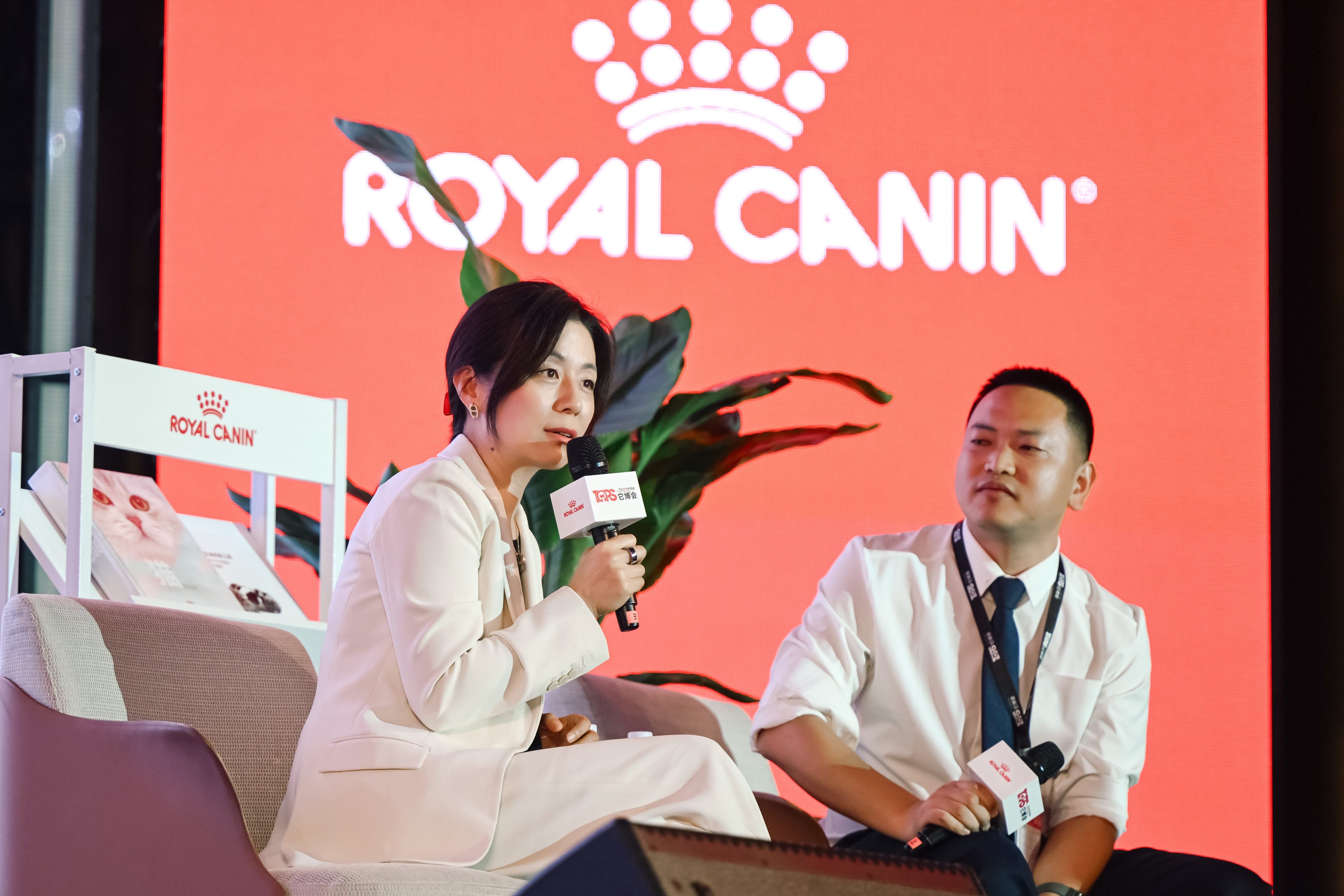 7. 皇家宠物食品中国区总经理徐娟（左）与宠业家兼它博会创始人四郎（右）参与“皇家·TOPS猫繁育高峰论坛”开场对话.JPG