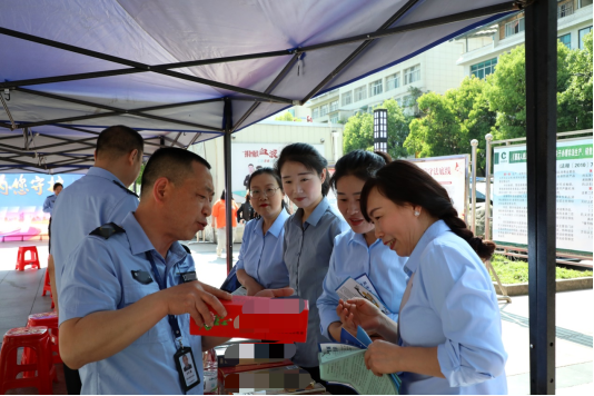 D:杨秀明20261.通讯4.42公安经侦宣传日2Y1A1695 - 副本.JPG
