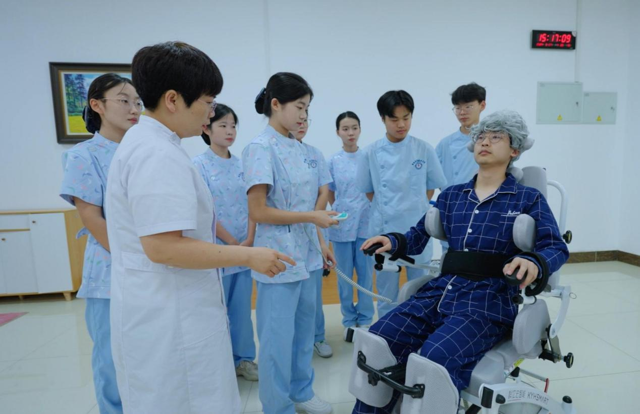 济南护理职业学院实训课上，教师正在指导学生开展老年照护实操训练。济南护理职业学院供图