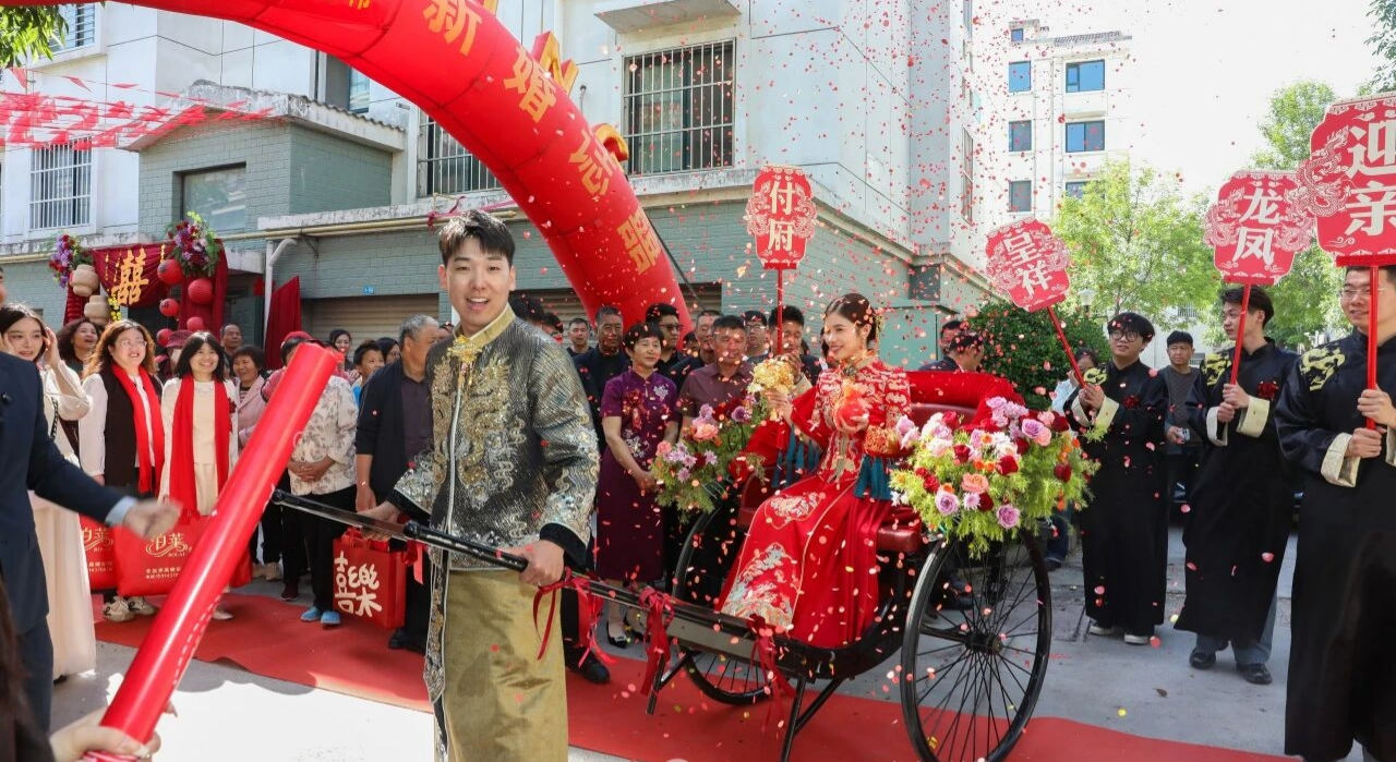 新风尚！小伙拉黄包车娶亲，出片又浪漫