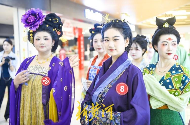 洛裳华服新秀大赛济南上演 汉服霓裳演绎审美盛宴