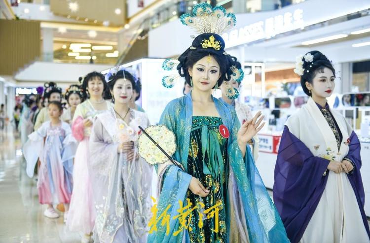 洛裳华服新秀大赛济南上演 汉服霓裳演绎审美盛宴