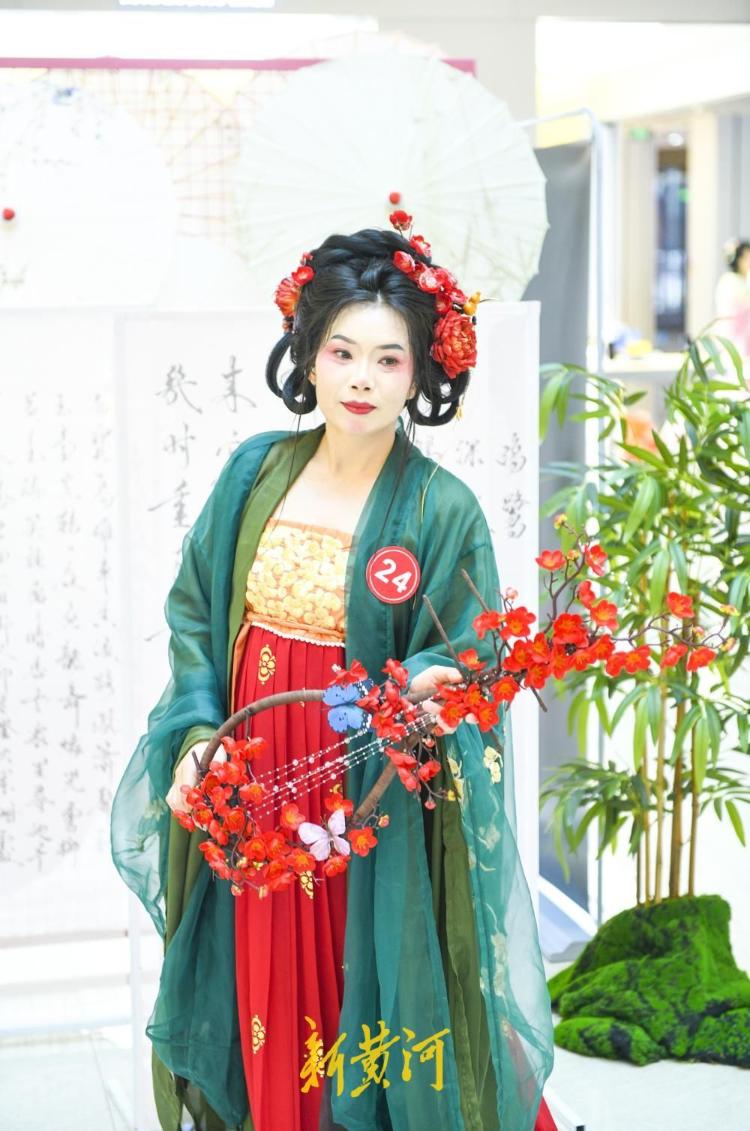 洛裳华服新秀大赛济南上演 汉服霓裳演绎审美盛宴