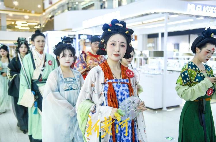 洛裳华服新秀大赛济南上演 汉服霓裳演绎审美盛宴