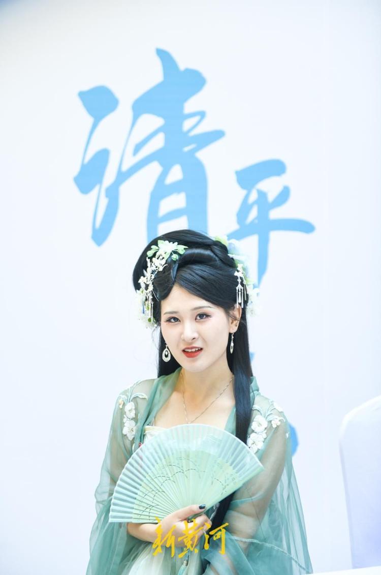洛裳华服新秀大赛济南上演 汉服霓裳演绎审美盛宴