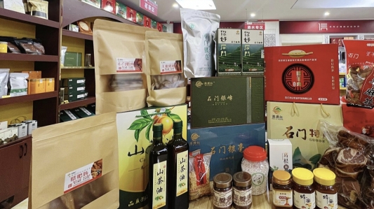 邹化蓉店里的农产品展台