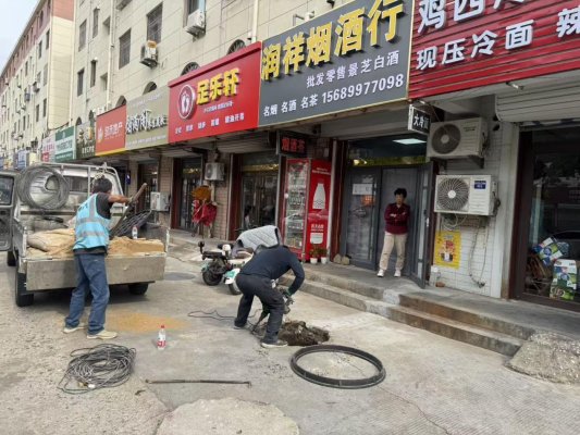 丁思南 摄（更换烟台路破损井盖）