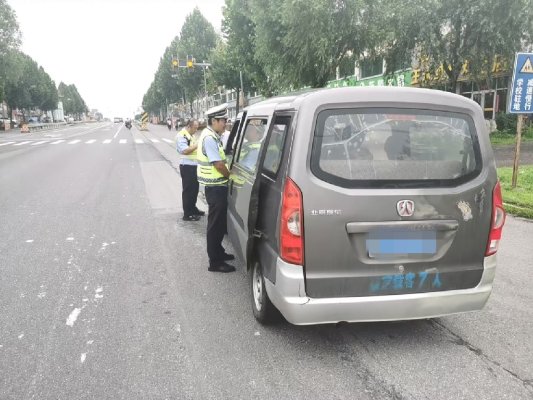 车上自带小马扎！淄博博山交警查处务工面包车超员违法行为