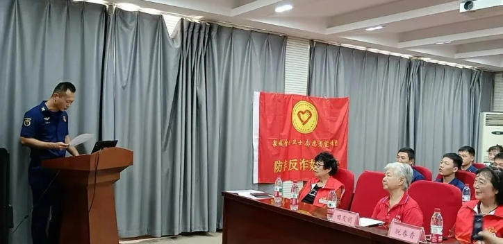 济南老年人大学组织慰问演出走进千佛山消防救援站