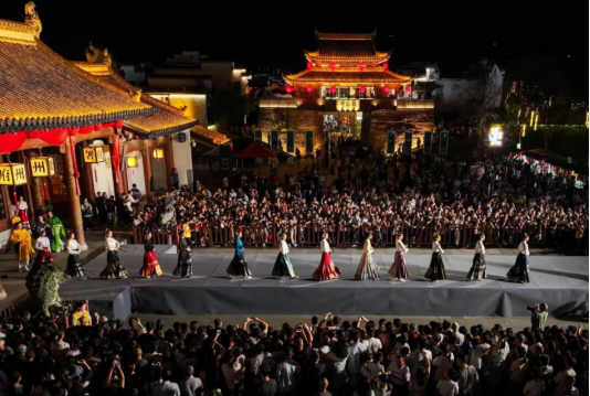 图五、“霓裳邂逅 徽风鲁韵”曹县汉服走进歙县“徽州古城”景区