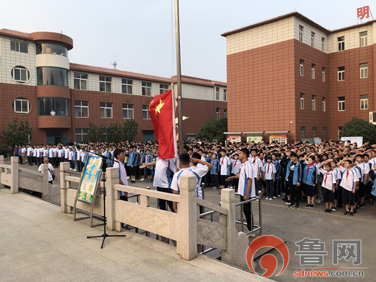 携手奋进七十年青春共筑中国梦鲁矿中学举行升国旗唱国歌百万学子向