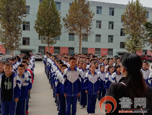 莱芜区杨庄镇杨庄中学举行防空疏散演练