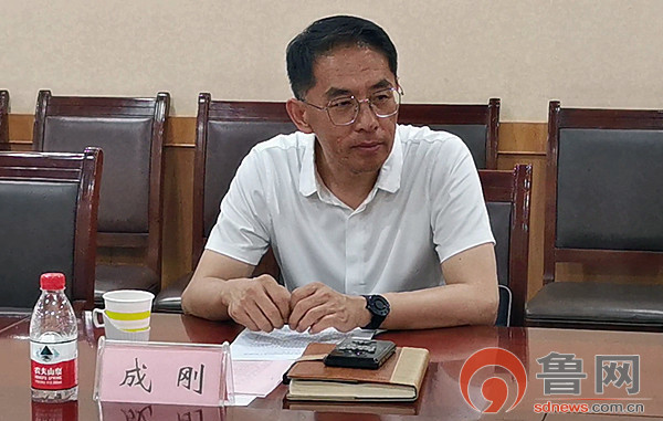 王喜东在致辞中向莱芜职业技术学院和新优曼宁(山东)教育集团有限公司