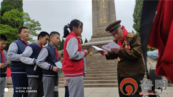 同學們方隊排列,以無比敬畏的心情瞻仰了萊蕪戰役烈士紀念塔