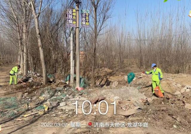 为营造美丽乡村氛围,桑梓店街道联合保洁公司,清理老屯村垃圾死角.