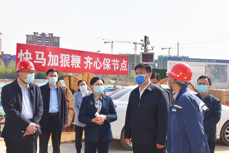 在绣源北城社区项目建设工地,张新建实地查看了项目