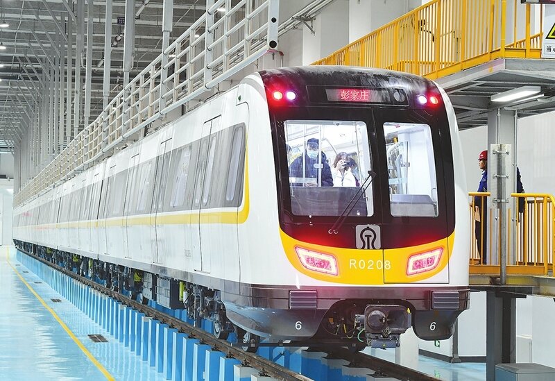 及各单位主体建筑完成,运营公司也已进驻,目前共有28辆列车"小黄"入驻