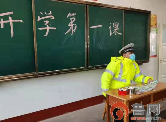 为了进一步提高中小学生的交通安全意识和防范意识,济宁汶上交警走进