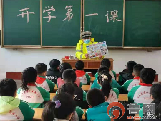 为了进一步提高中小学生的交通安全意识和防范意识,济宁汶上交警走进