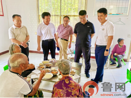 天博集团董事长吕新民同吹着空调,聊着家常吃饭的老人们聊着天,一同前