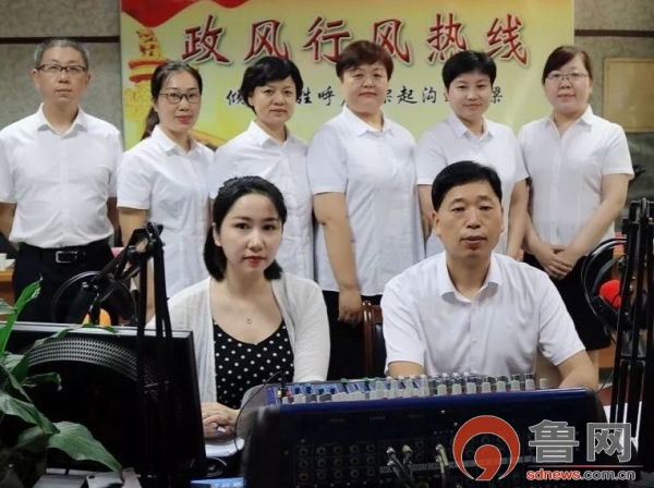 直播间的是任城区妇幼保健院副院长张宝衡,同时保健公卫部部长李丽