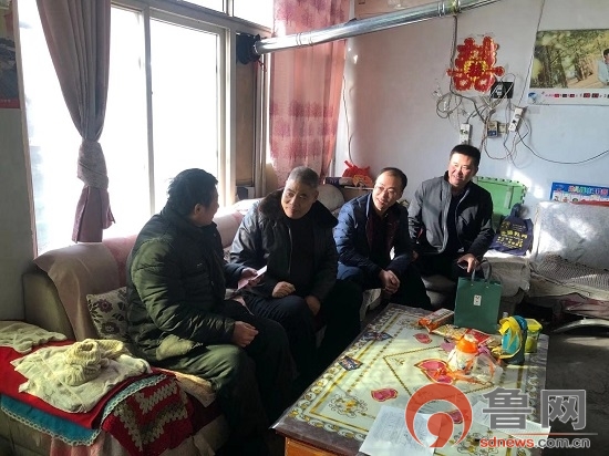 朱保中学校长郑磊,副校长杨福全,彭涛及工会主任付东等相关同志一同