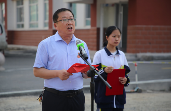 临沂新桥中学举行庆祝教师节升旗仪式