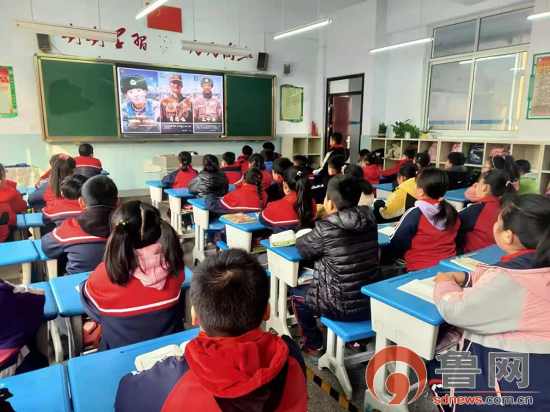 临沂启阳小学举行向英雄致敬向榜样学习主题升旗仪式
