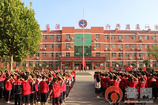 临沂朱保小学举行推普周主题升旗仪式