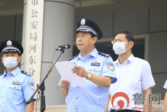 仪式上,河东分局党委书记,局长刘星宣读了《关于授予厉建序等同志层级