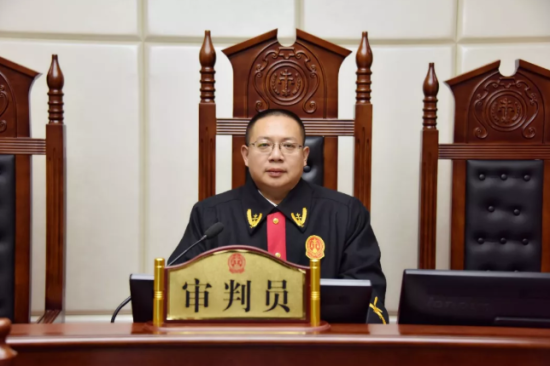 临沂市兰山法院曹雪峰带伤开庭体现司法担当