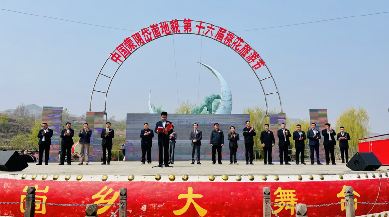 中国蒙阴岱崮地貌第十六届桃花节绚烂开幕