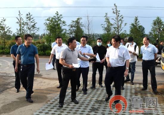临沂市郯城县委书记刘连栋陪同正大集团客商到归昌乡考察农业投资项目