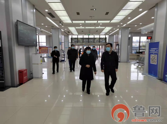 沂水县人大常委会主任徐本开带队到县政务服务中心督导疫情防控工作
