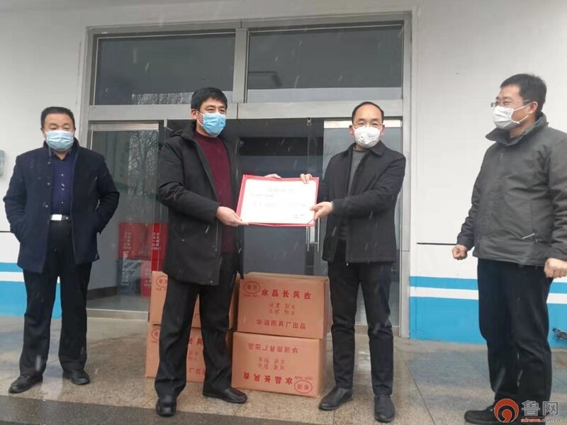 临沭君玺塑胶制品厂解志生将200件雨披捐赠给青云镇党委鲁网2月6日讯2