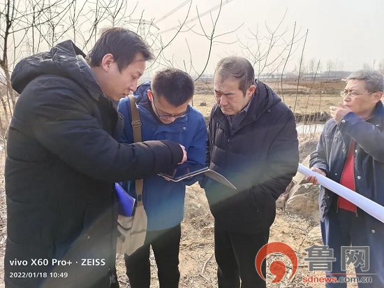 临沂市莒南县县派第一书记孙强邀请市林业局专家到上养鱼池村规划森林