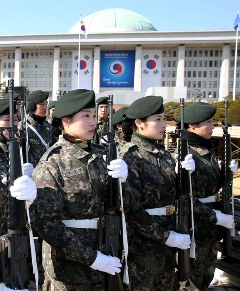 19日,韩国国防部仪仗队进行演练