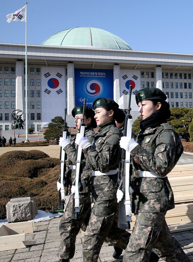 19日,韩国国防部仪仗队进行演练.